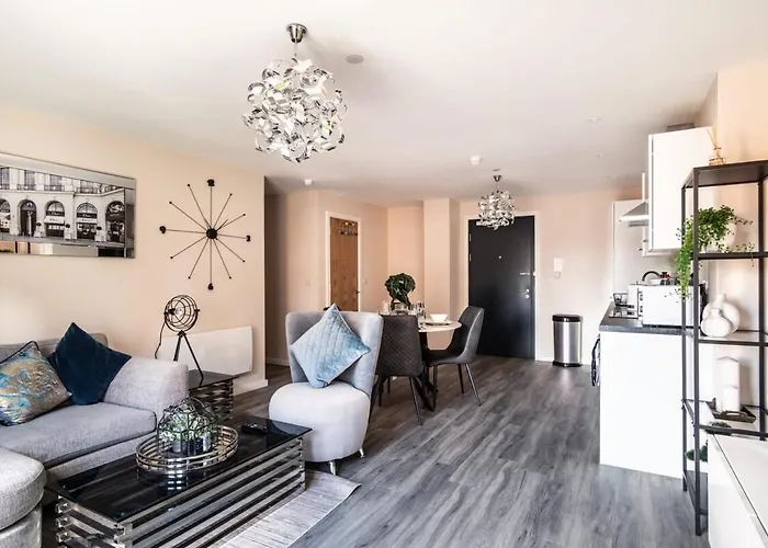 Spacious & Bright 2 Bed Apartment In Manchester